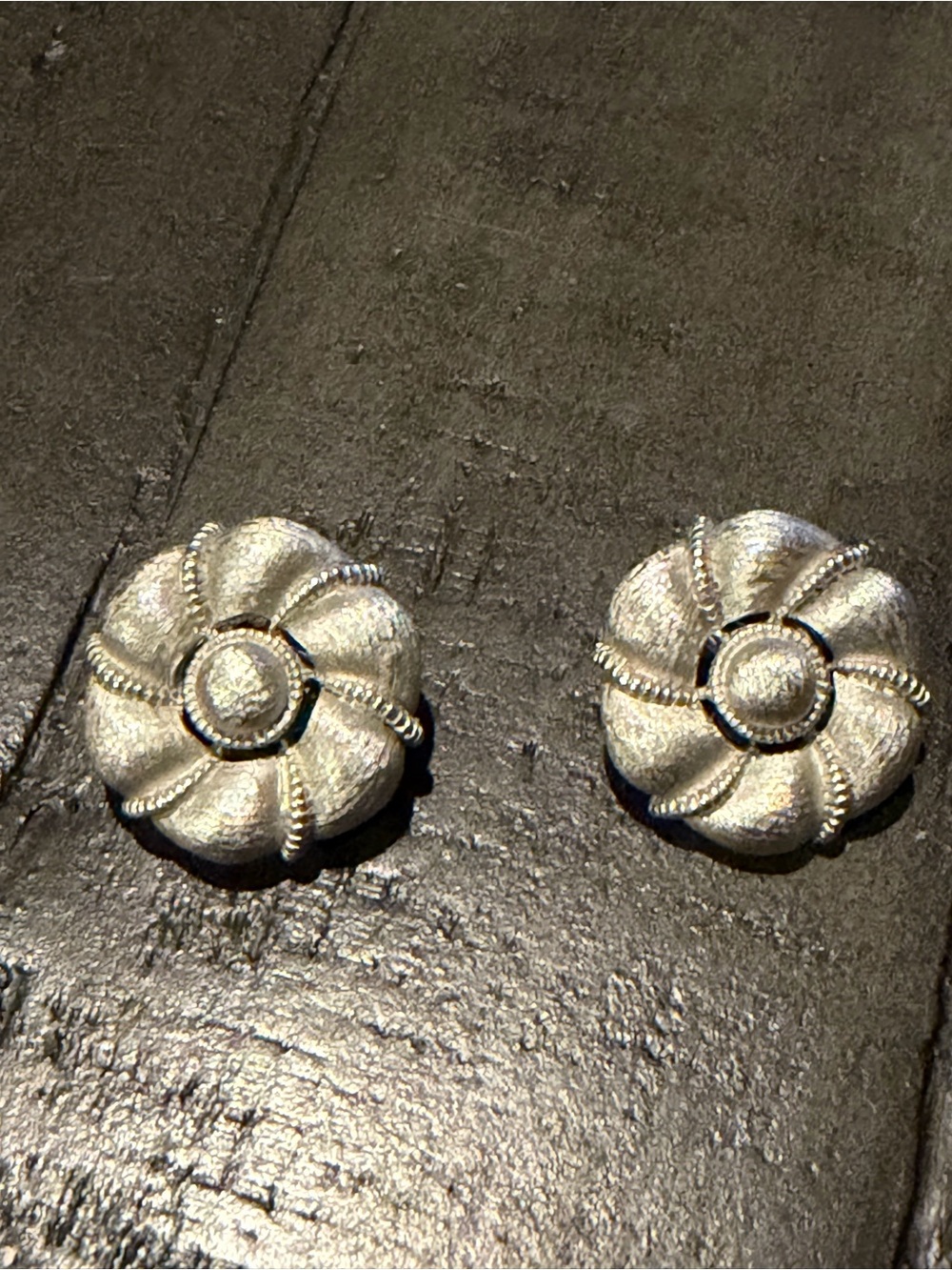 Vintage Textured Silver Floral Stud Earrings - Classic Bloom Design
